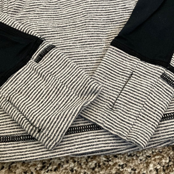 Lululemon 🍋 Base runner 1/2 zip pullover black/white with mesh detail sz 6 - Picture 4 of 7